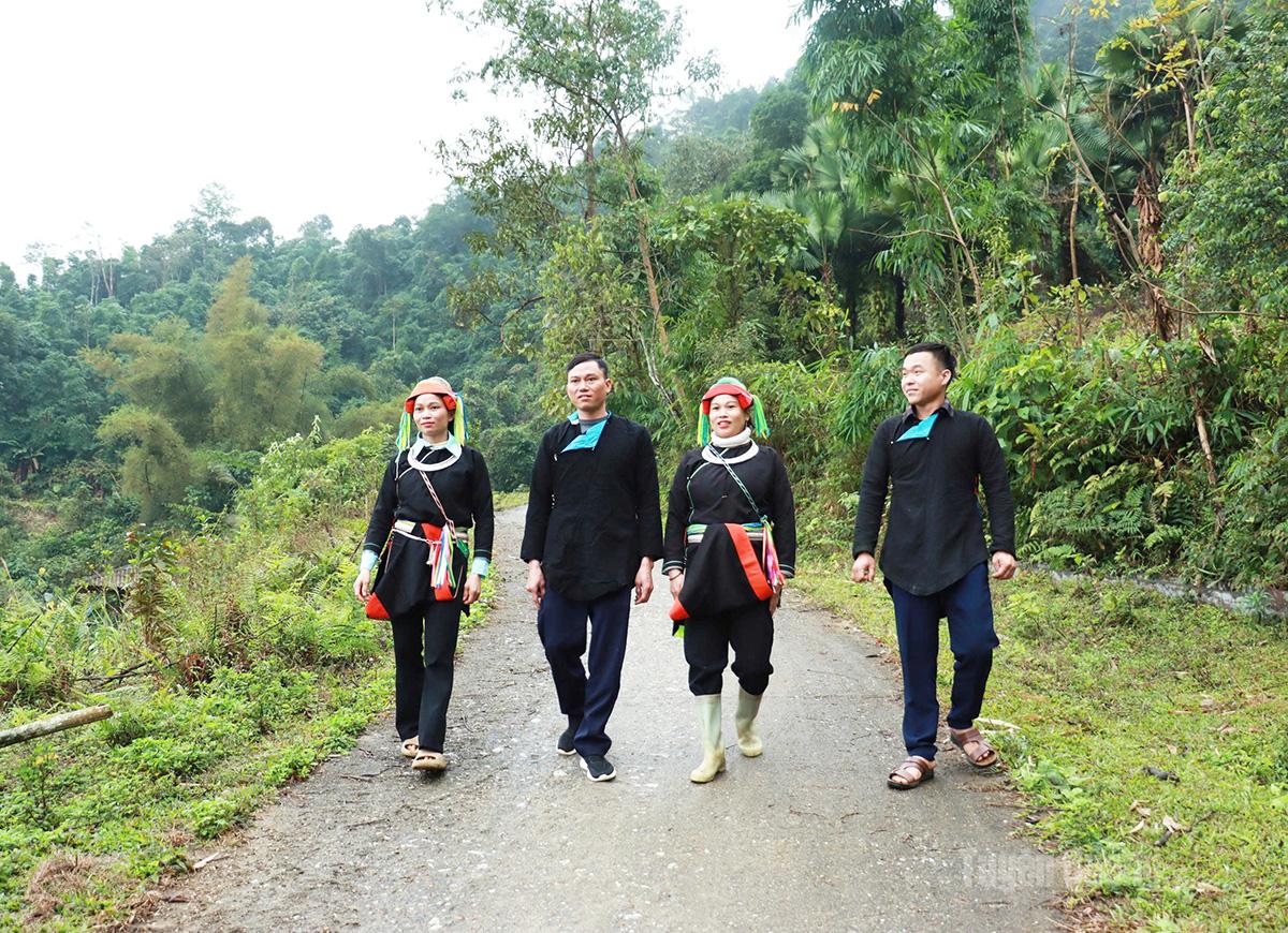 Ngay từ sáng sớm, cử tri thôn Lùng Đoóc, xã Thanh Thủy đã di chuyển xuống khu vực bỏ phiếu để thực hiện quyền và nghĩa vụ công dân. Ảnh: Trần Kế