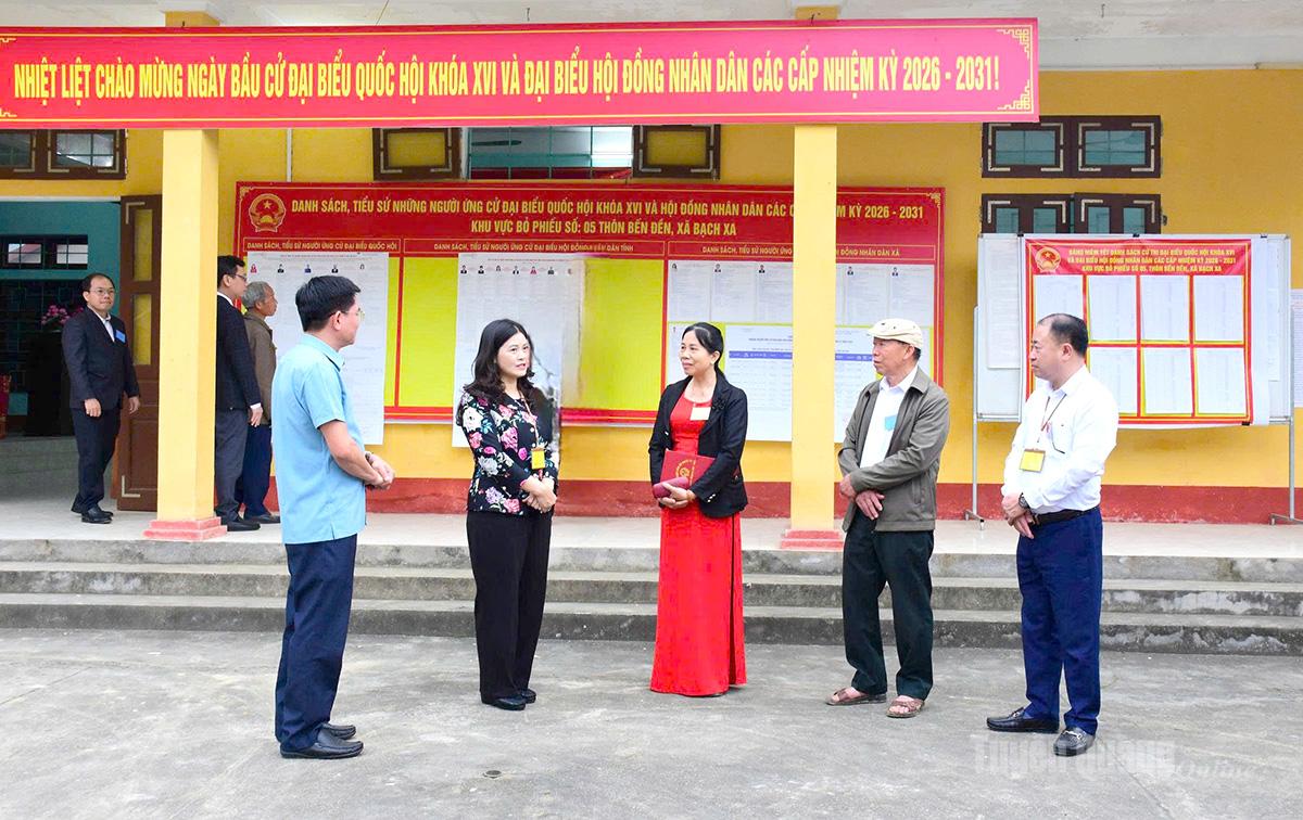Đồng chí Vương Ngọc Hà, Ủy viên Ban Thường vụ Tỉnh ủy, Phó Chủ tịch UBND tỉnh kiểm tra tại khu vực bỏ phiếu số 5, thôn Bản Đền, xã Bạch Xa. Ảnh Minh Hoa