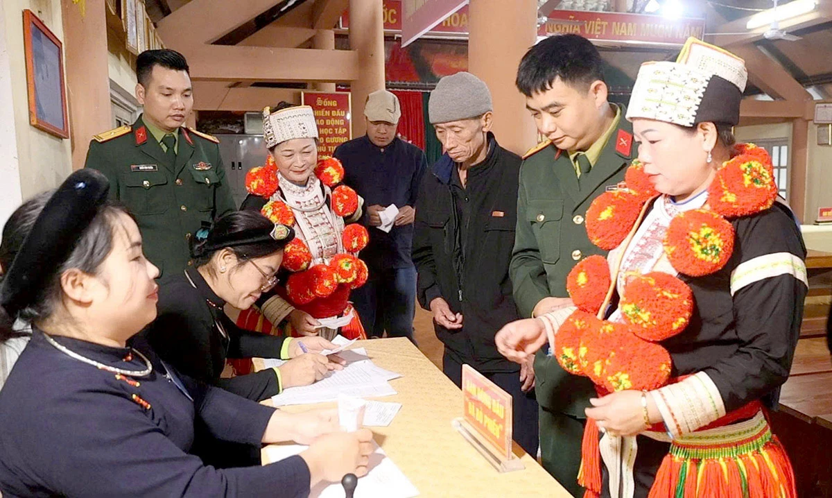 Cử tri xã Lâm Bình tham gia bỏ phiếu. Ảnh: Nhật Quang