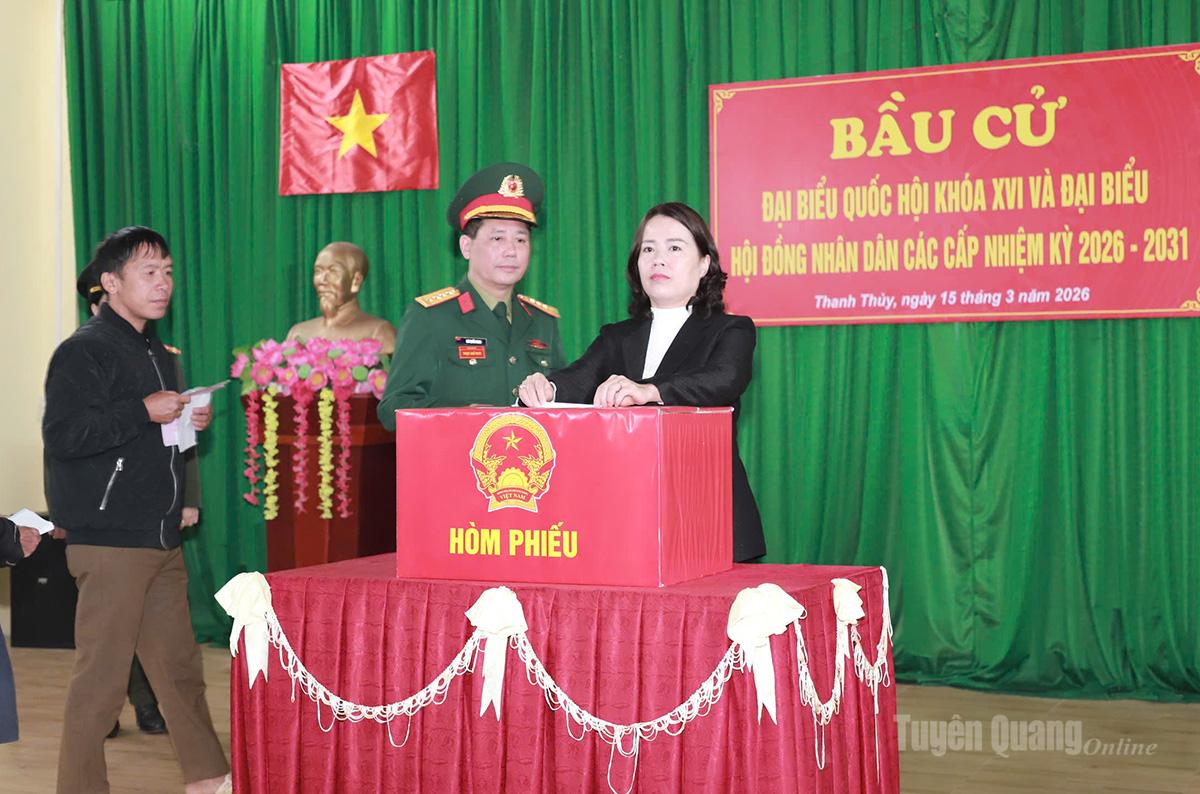 Đồng chí Lý Thị Lan, Uỷ viên Ban Thường vụ Tỉnh ủy, Trưởng Đoàn đại biểu Quốc hội chuyên trách tỉnh Tuyên Quang tham gia bầu cử tại Khu vực bỏ phiếu số 1 (thôn Giang Nam và thôn Nà Toong) xã Thanh Thuỷ. Ảnh: Phi Anh