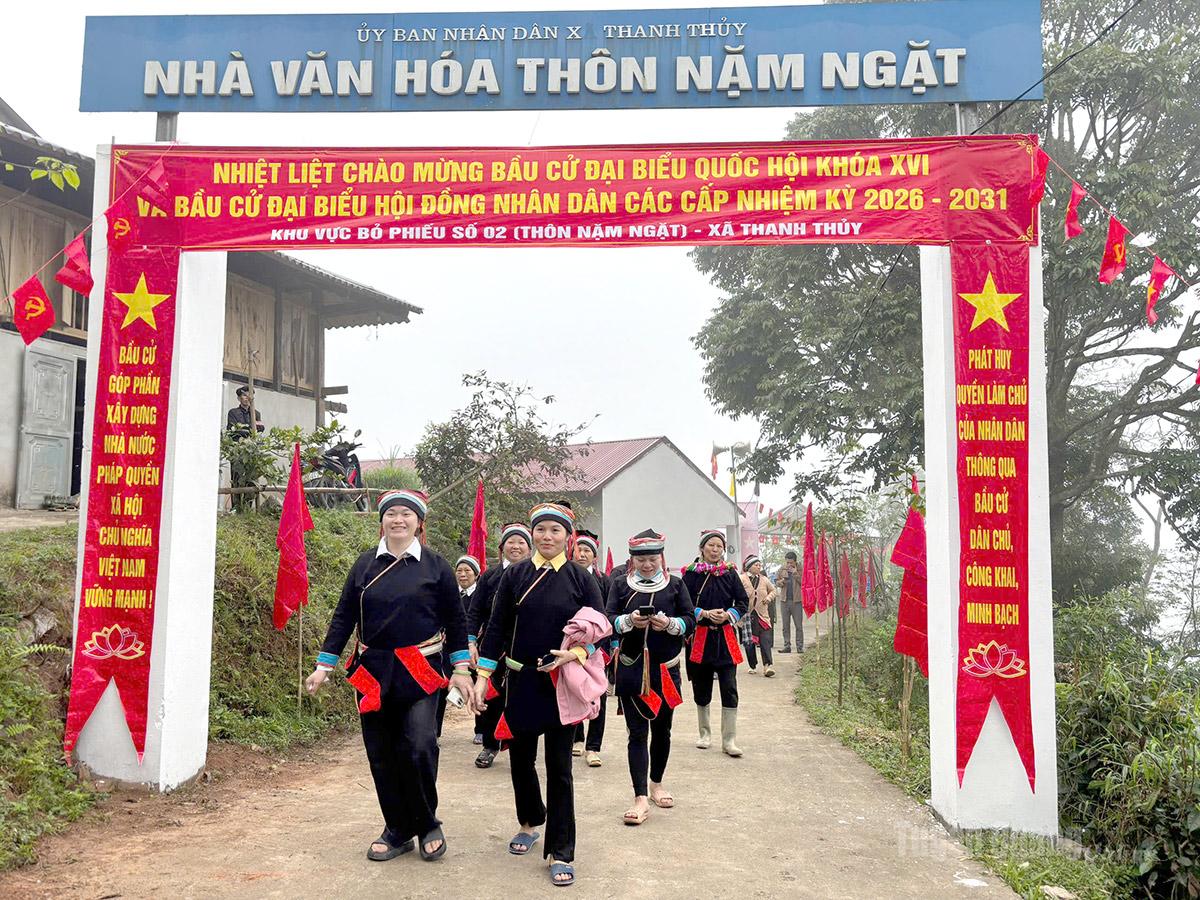 Cử tri thôn Nặm Ngặt, xã Thanh Thuỷ phấn khởi ra về sau khi thực hiện quyền bầu cử. Ảnh: Nguyễn Yếm