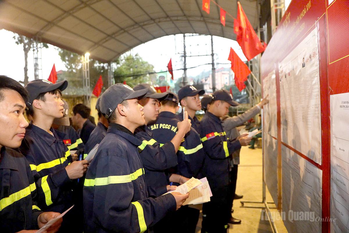 Cán bộ, chiến sỹ Phòng cháy chữa cháy và Cứu nạn cứu hộ, Công an tỉnh xem lại danh sách đại biểu trước khi bỏ phiếu tại phường Hà Giang 1. Ảnh Khánh Huyền