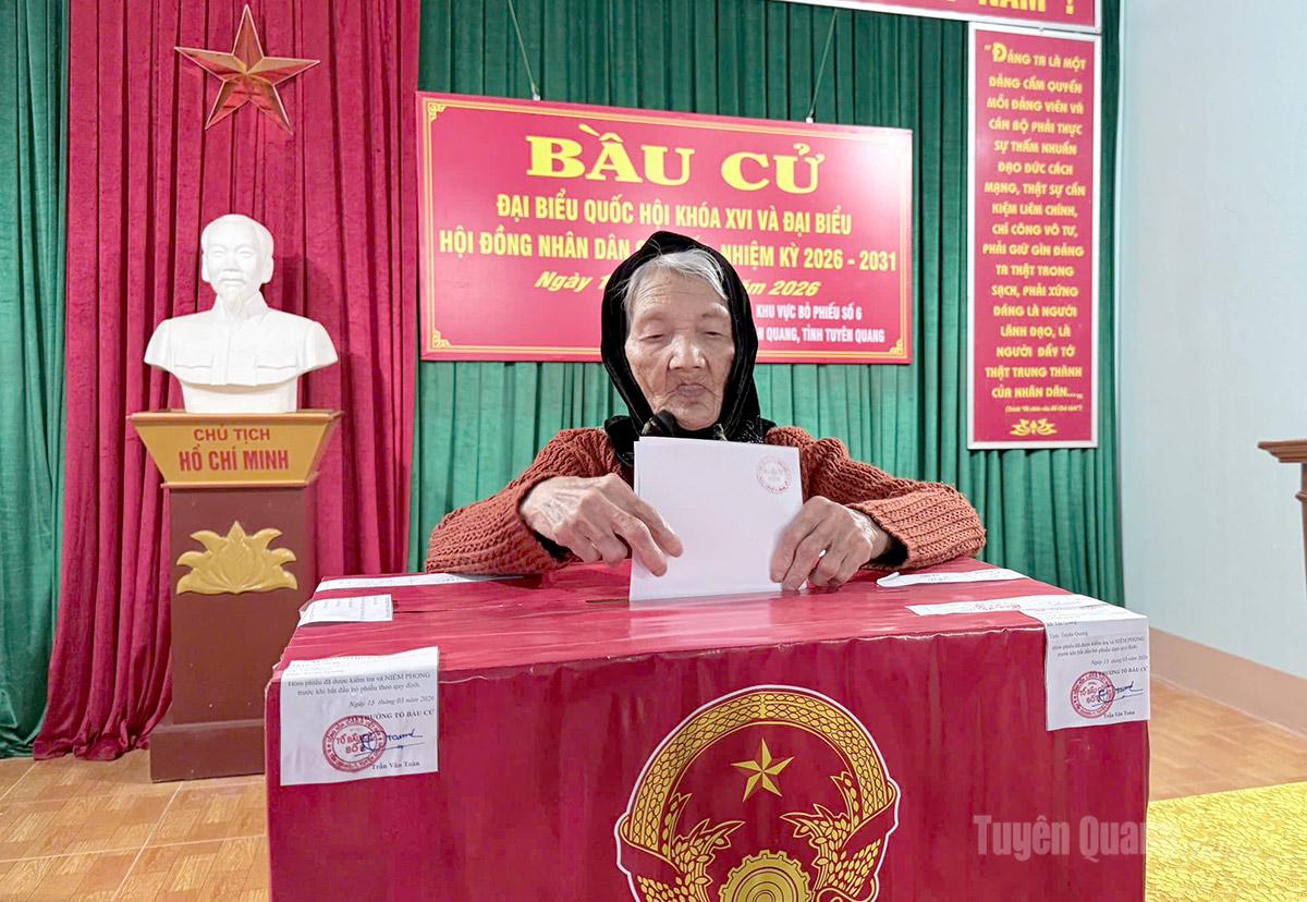 Cụ Đỗ Thị Sách , thôn Tăn Tiến, xã Tân Quang, 105 tuổi bỏ lá phiếu đầu tiên. Ảnh Chí Cường - xã Tân Quang