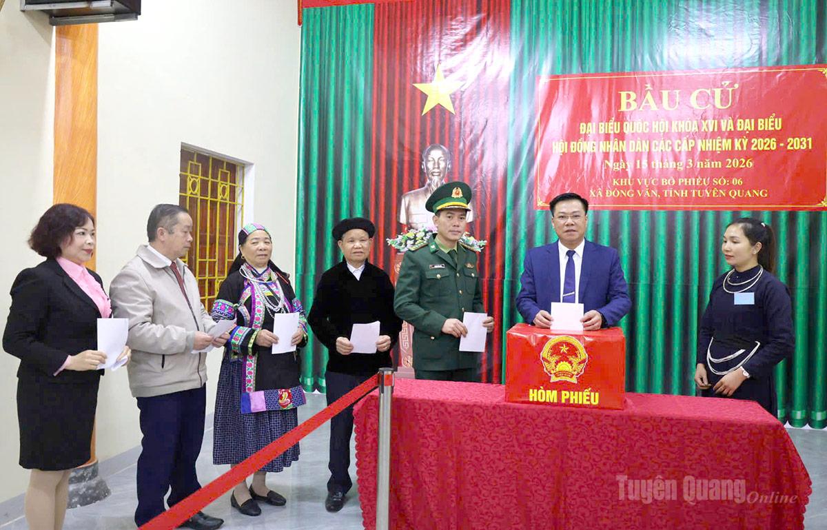 Cử tri xã Đồng Văn phấn khởi bỏ phiếu lựa chọn các đại biểu đủ tiêu chuẩn. Ảnh: My Ly