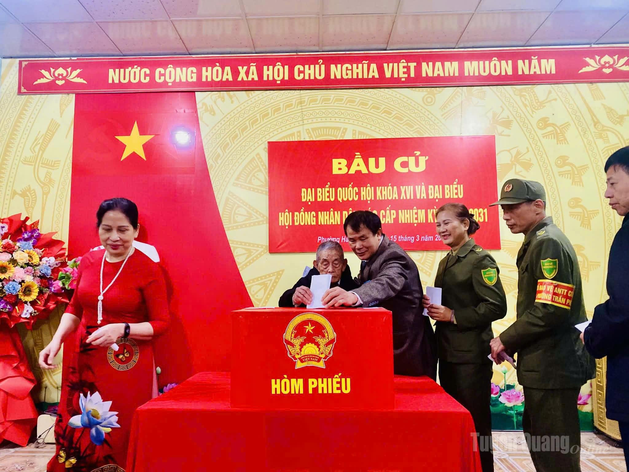 Cử tri phường Hà Giang 2 tham gia bỏ phiếu tại khu vực bỏ phiếu số 9. Ảnh Hồng Cừ