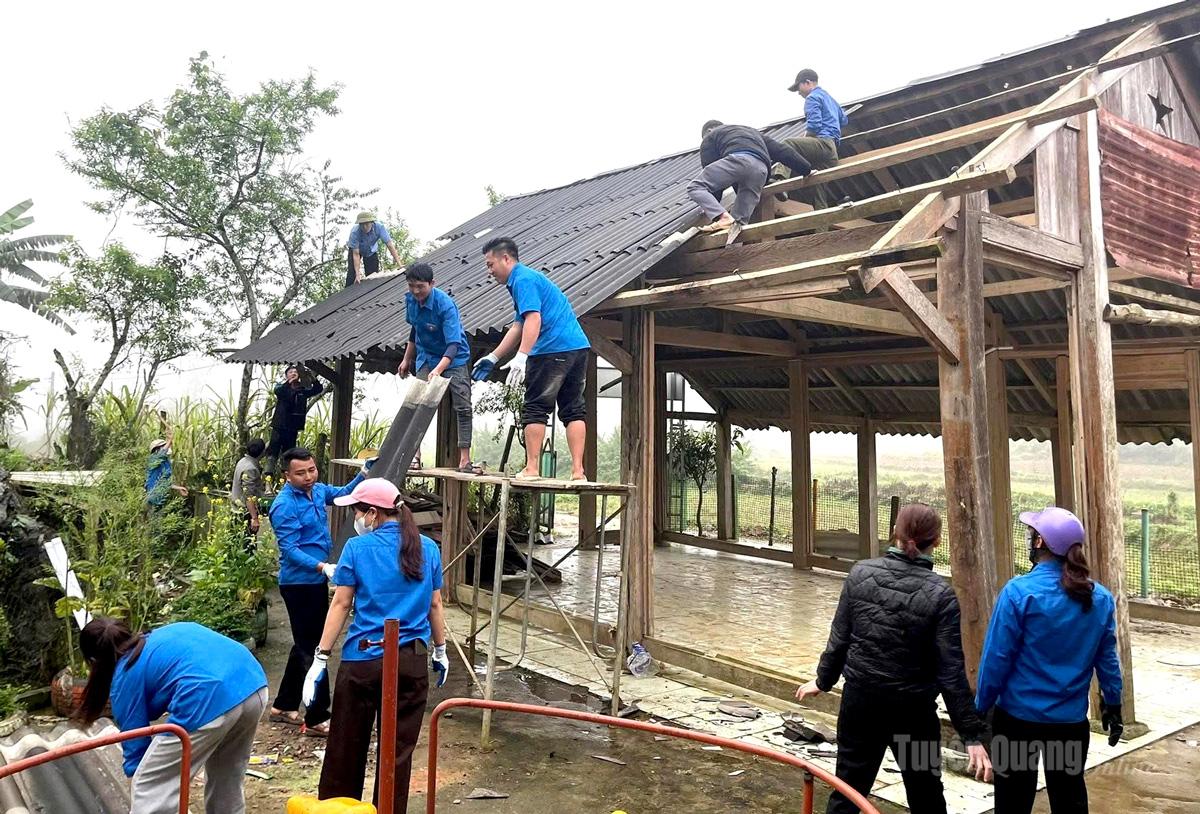 Đoàn xã Côn Lôn đã tổ chức ra quân sửa sang phòng học cũ tại điểm trường Phiêng Phốc, thôn Khuổi Phìn.