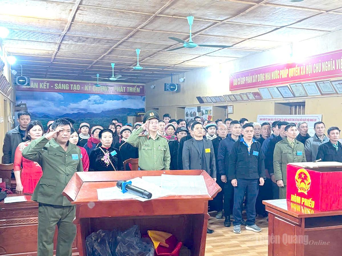 Do đặc thù địa phương bà con đi làm, đi chợ sớm nên từ 5 giờ sáng ngày 15-3, một số Tổ bầu cử (Khu vực bỏ phiếu) trên địa bàn xã Quản Bạ tổ chức khai mạc, bỏ phiếu sớm. Ảnh: Lý Thịnh