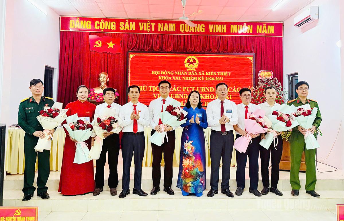 Đồng chí Lý Thị Lan, Uỷ viên BTV Tỉnh uỷ, Trưởng Đoàn ĐBQH hoạt động chuyên trách khoá XV tỉnh tặng hoa chúc mừng Thường trực HĐND xã khóa XXI ra mắt kỳ họp