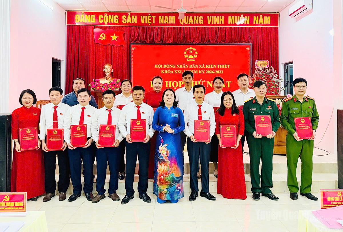 Đồng chí Lý Thị Lan, Trưởng Đoàn ĐBQH hoạt động chuyên trách khoá XV tỉnh trao giấy chứng nhận và chúc mừng 15 đại biểu HĐND xã nhiệm kỳ 2026 - 2031