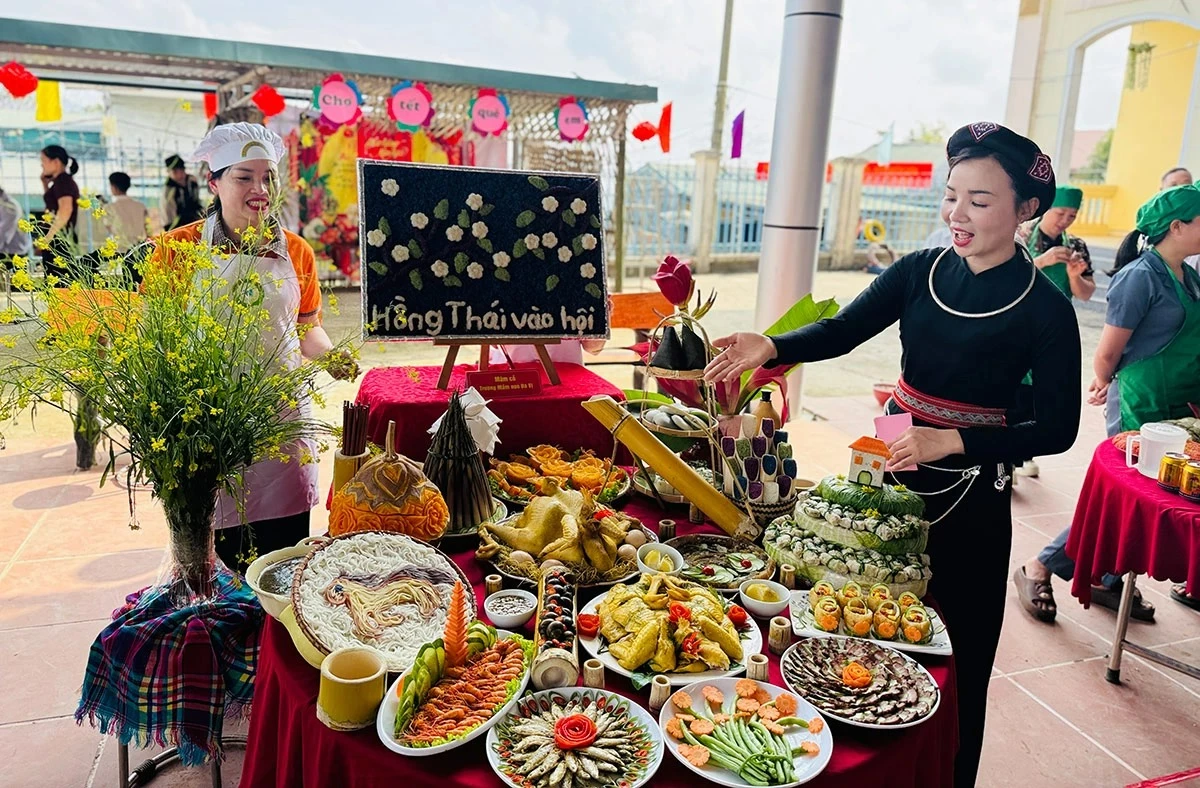 The feast trays were decorated to convey the traditional meanings of the ethnic groups living in Hong Thai Commune.