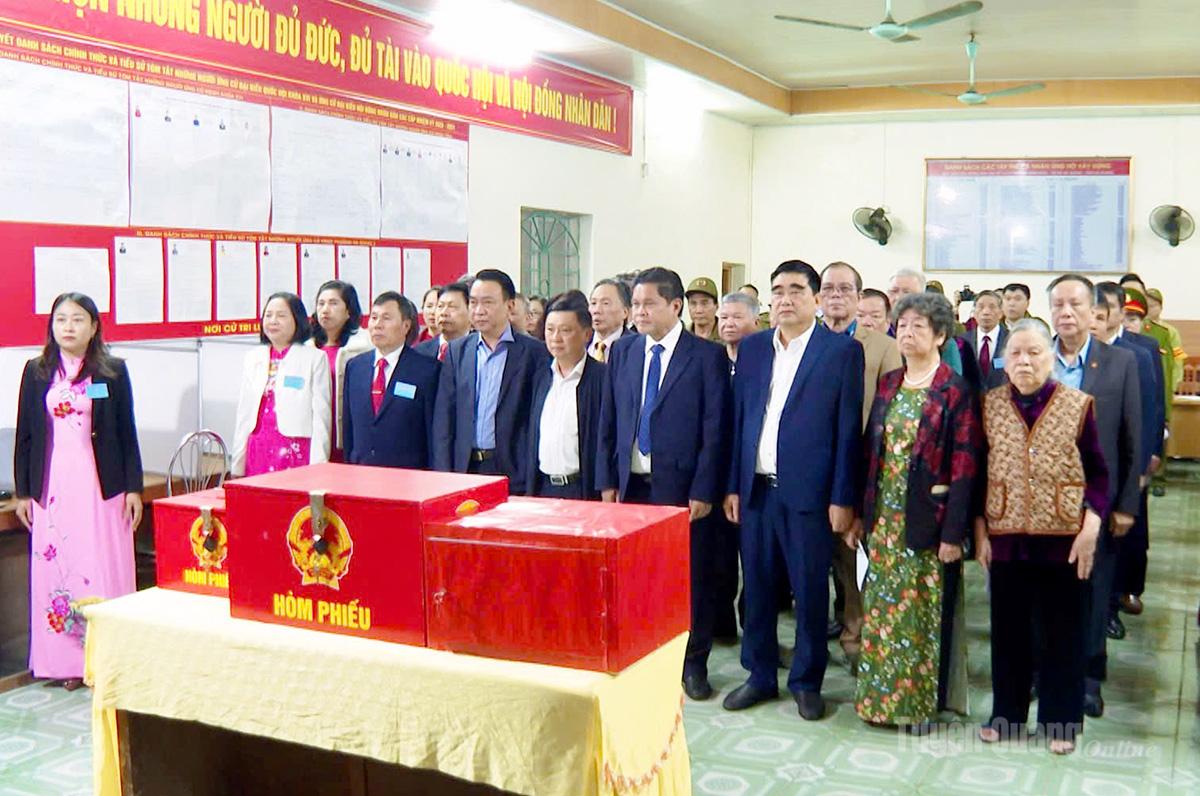 Đồng chí Vàng Seo Cón, Uỷ viên BTV Tỉnh ủy, Bí thư Đảng ủy, Chủ tịch HĐND phường Hà Giang 2 dự Khai mạc bầu cử tại Khu vực bỏ phiếu số 5 Minh Khai, phường Hà Giang 2. Ảnh Khánh Huyền