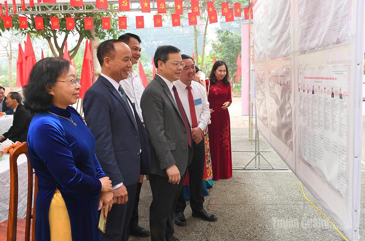 Đồng chí Nguyễn Văn Sơn, Phó Bí thư Tỉnh ủy, Chủ tịch HĐND tỉnh cùng cử tri, nhân dân tổ dân phố 13 Tân Hà, phường Minh Xuân tìm hiểu tiểu sử các ứng cử viên. Ảnh: Huy Hoàng