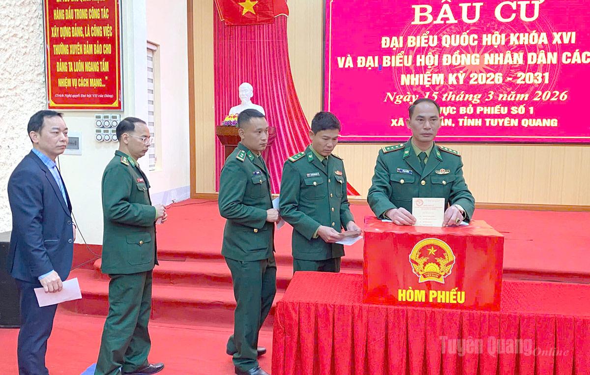 Cán bộ, chiến sĩ Đồn Biên phòng cửa khẩu Xín Mần bỏ phiếu bầu cử. Ảnh Văn Long