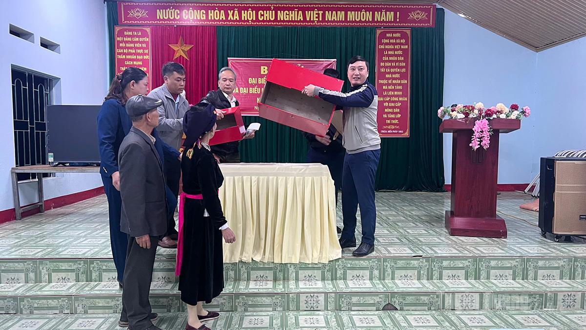Tổ bầu cử thôn Yên Lập, xã Yên Thành kiểm tra hòm phiếu phục vụ bầu cử. Ảnh: Mộc Lan