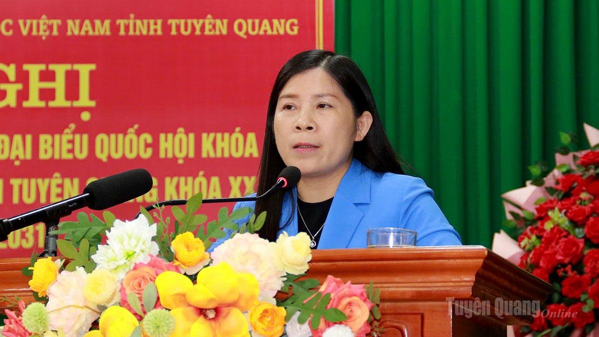 Ứng cử viên đại biểu HĐND tỉnh khóa XX Lê Thị Thanh Trà, Ủy viên Ban Chấp hành Đảng bộ tỉnh, Phó Chủ tịch HĐND tỉnh trình bày chương trình hành động cá nhân.