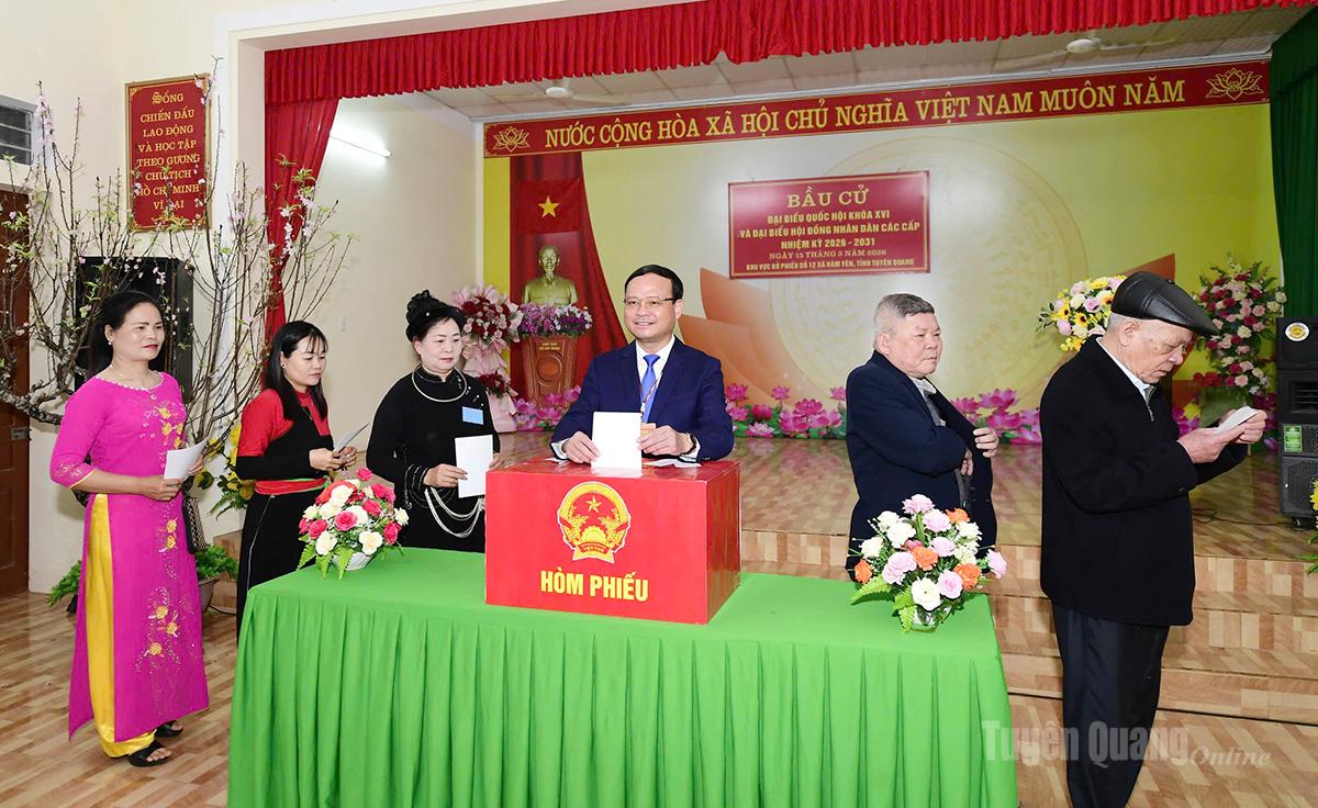 Đồng chí Nguyễn Mạnh Tuấn, Ủy viên Ban Thường vụ Tỉnh ủy, Phó Chủ tịch Thường trực UBND tỉnh tham gia bỏ phiếu tại Khu vực bỏ phiếu số 12, thôn Tân Phú, xã Hàm Yên ( Ảnh: Quốc Việt).