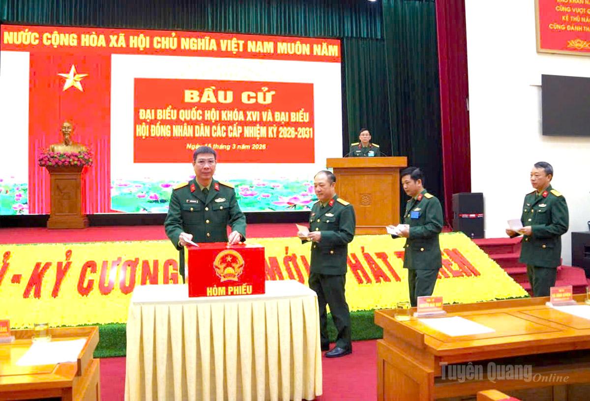 Lãnh đạo chỉ huy, cán bộ, chiến sĩ Bộ Chỉ huy Quân sự tỉnh bỏ phiếu tại Khu vực bầu cử số 7, phường Minh Xuân. Ảnh: Thuỳ Lê
