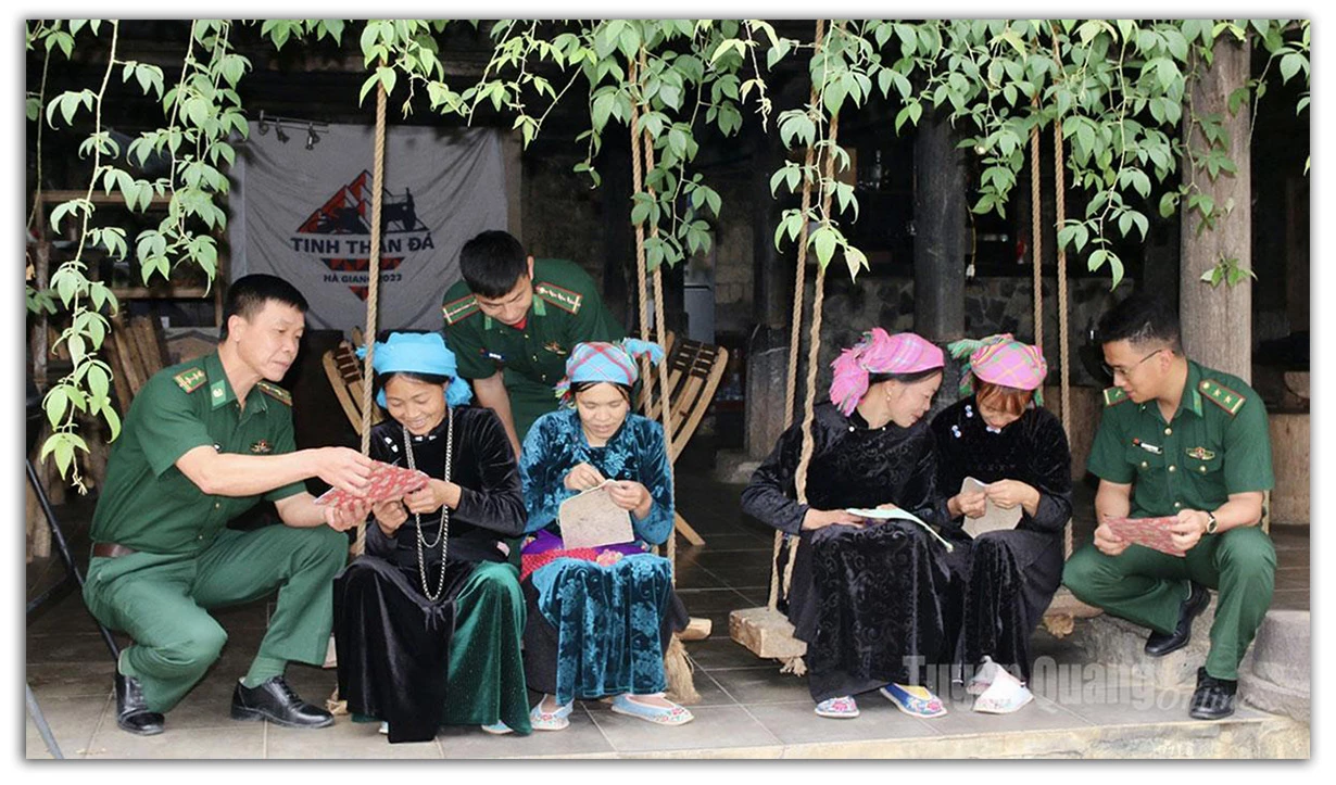 Lực lượng chức năng tuyên truyền, nâng cao nhận thức người dân cảnh giác với tà đạo.