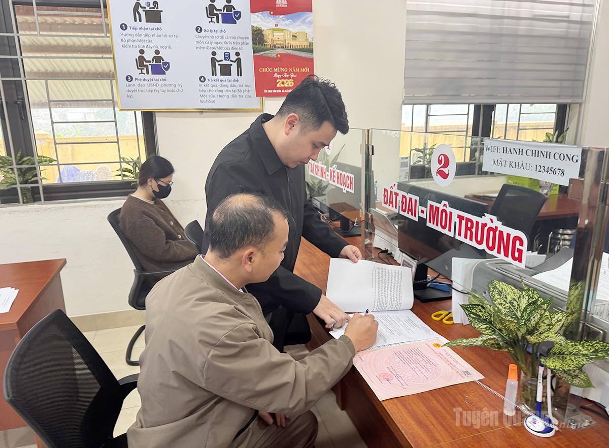 Cán bộ địa chính phường Bình Thuận hỗ trợ người dân các thủ tục chuyển đổi mục đích sử dụng đất.