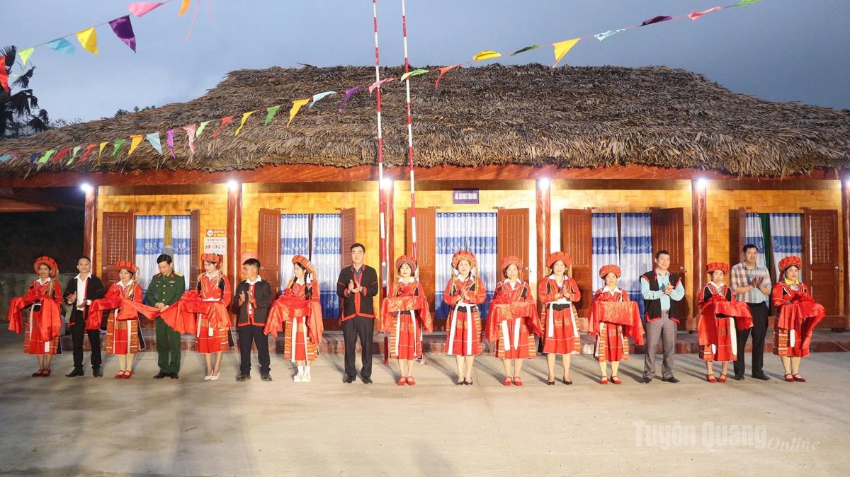 Các đại biểu cắt băng khánh thành Nhà sinh hoạt cộng đồng dân tộc Pà Thẻn, thôn Thượng Bình, xã Yên Thành.
