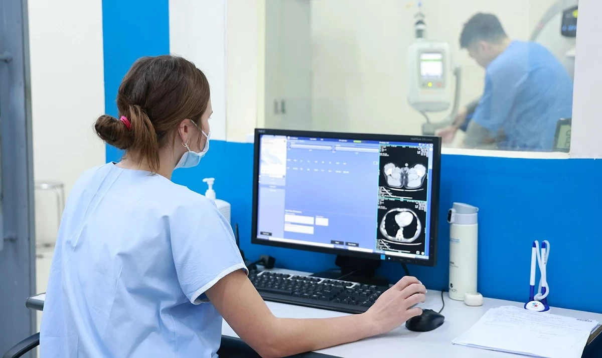 Bonnie Snaith, a Diagnostic Imaging student from Australia, is attentively observing professional procedures.