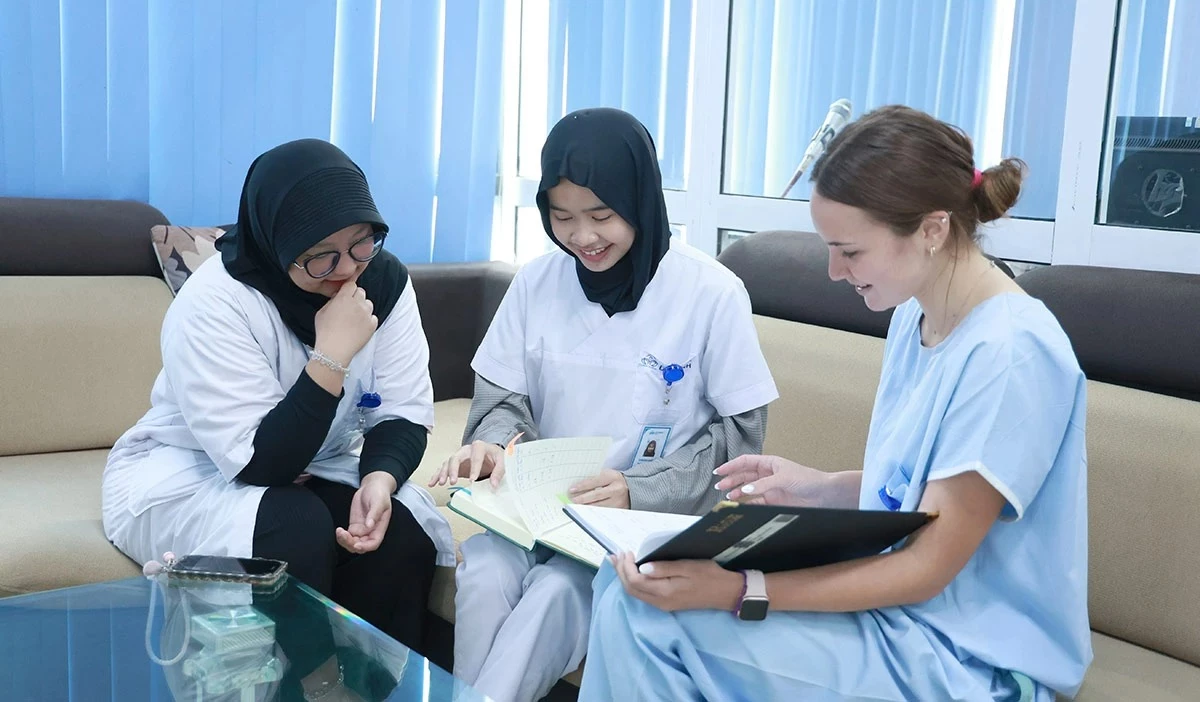 <em>In addition to professional duties, the interns regularly engage in exchanges, knowledge sharing and sightseeing activities together, creating memorable experiences during their time in Vietnam.</em>