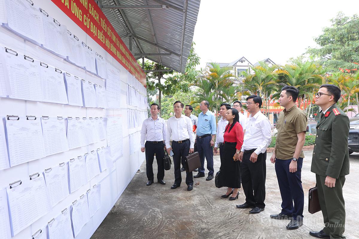 Đồng chí Trần Quang Minh, Ủy viên Ban Thường vụ Tỉnh ủy, Trưởng Ban Tổ chức Tỉnh ủy, Ủy viên Ban Chỉ đạo Bầu cử tỉnh, Trưởng Ban Bầu cử đại biểu HĐND tỉnh số 1 nắm tình hình, kiểm tra cơ sở vật chất tại điểm bỏ phiếu tại xã Sơn Thủy.