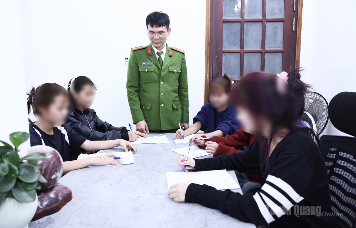 Lực lượng Công an làm việc, động viên các em học sinh trở về gia đình.