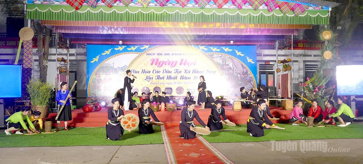 Tiết mục hát Quan làng trong nghi lễ đón dâu của người Tày – Di sản văn hóa phi vật thể cấp quốc gia tại lễ khai mạc.