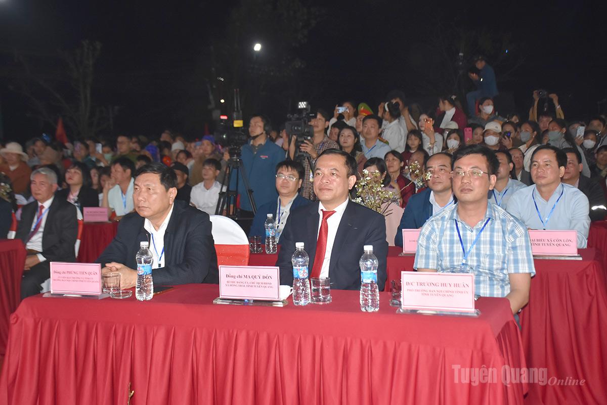 Đồng chí Phùng Tiến Quân, Ủy viên Ban Thường vụ Tỉnh ủy, Trưởng ban Nội chính Tỉnh uỷ dự Khai mạc Lễ hội hoa lê xã Hồng Thái năm 2026 và trao bằng công nhận Cây di sản Việt Nam