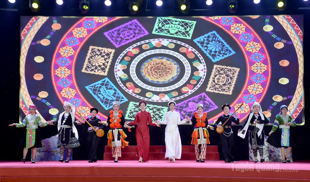 Tiết mục trình diễn các trang phục truyền thống của các dân tộc trên địa bàn xã Hồng Thái.