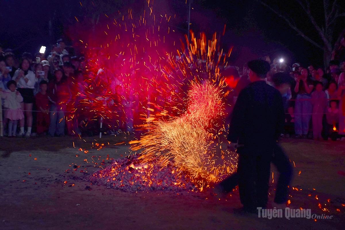 Nghi thức nhảy lửa, hoạt động văn hóa tâm linh truyền thống của đồng bào dân tộc Dao tiền trên địa bàn xã Hồng Thái