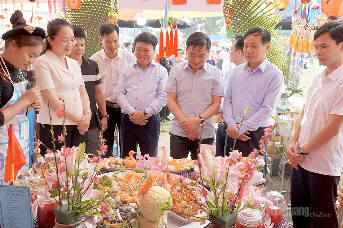 ại biểu tham quan gian thi trưng bày mâm cỗ truyền thống.