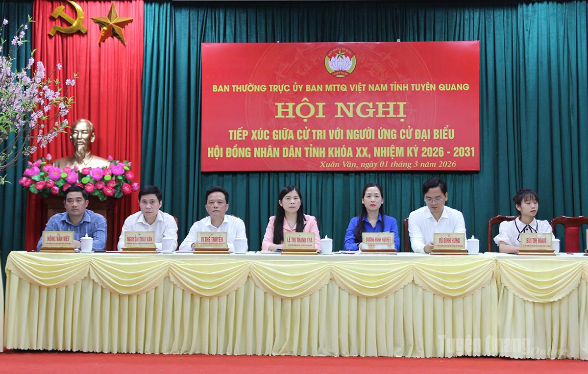 Các ứng cử viên ứng cử đại biểu HĐND tỉnh khóa XX, nhiệm kỳ 2026 – 2031, đơn vị bầu cử số 4 tại buổi tiếp xúc cử tri.