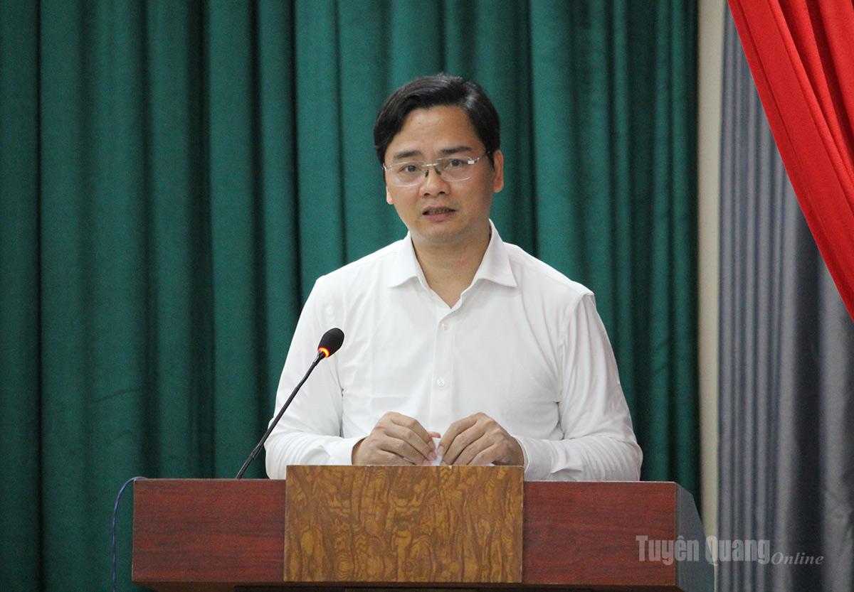 Đồng chí Vũ Đình Hưng, Giám đốc Sở Giáo dục và Đào tạo, ứng cử viên ứng cử đại biểu HĐND tỉnh khóa XX trình bày chương trình hành động tại hội nghị.