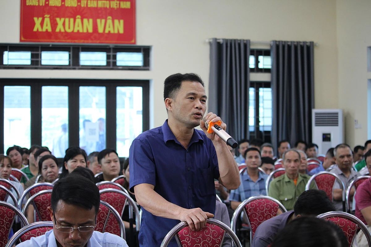 Cử tri xã Xuân Vân phát biểu ý kiến.