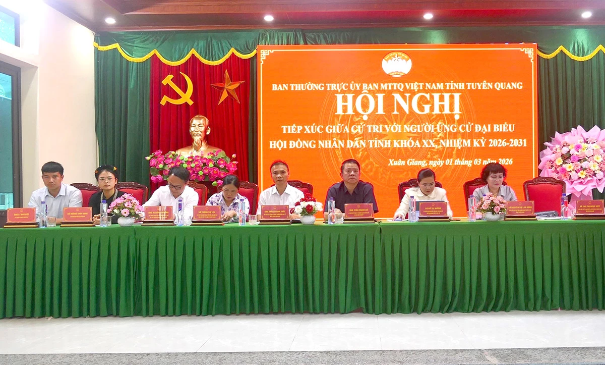 Các ứng viên ứng cử đại biểu HĐND tỉnh khóa XX, nhiệm kỳ 2026 - 2030 đơn vị bầu cử số 8 tiếp xúc cử tri xã Xuân Giang.