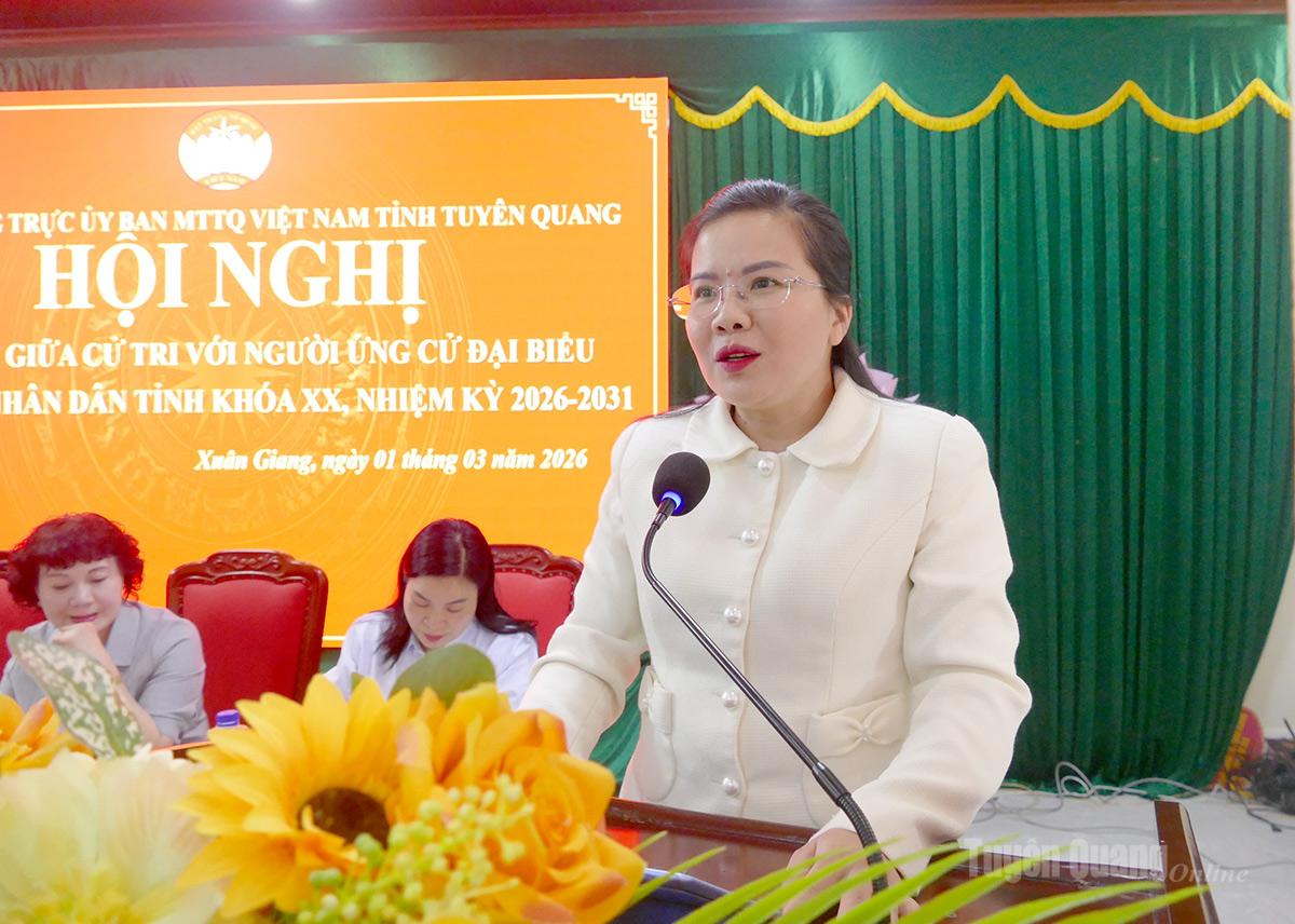 Đồng chí Đỗ Thị Hương, Ủy viên BCH Đảng bộ tỉnh, Bí thư Đảng ủy, Chủ tịch HĐND xã Pà Vầy Sủ trình bày chương trình hành động tại buổi tiếp xúc cử tri.