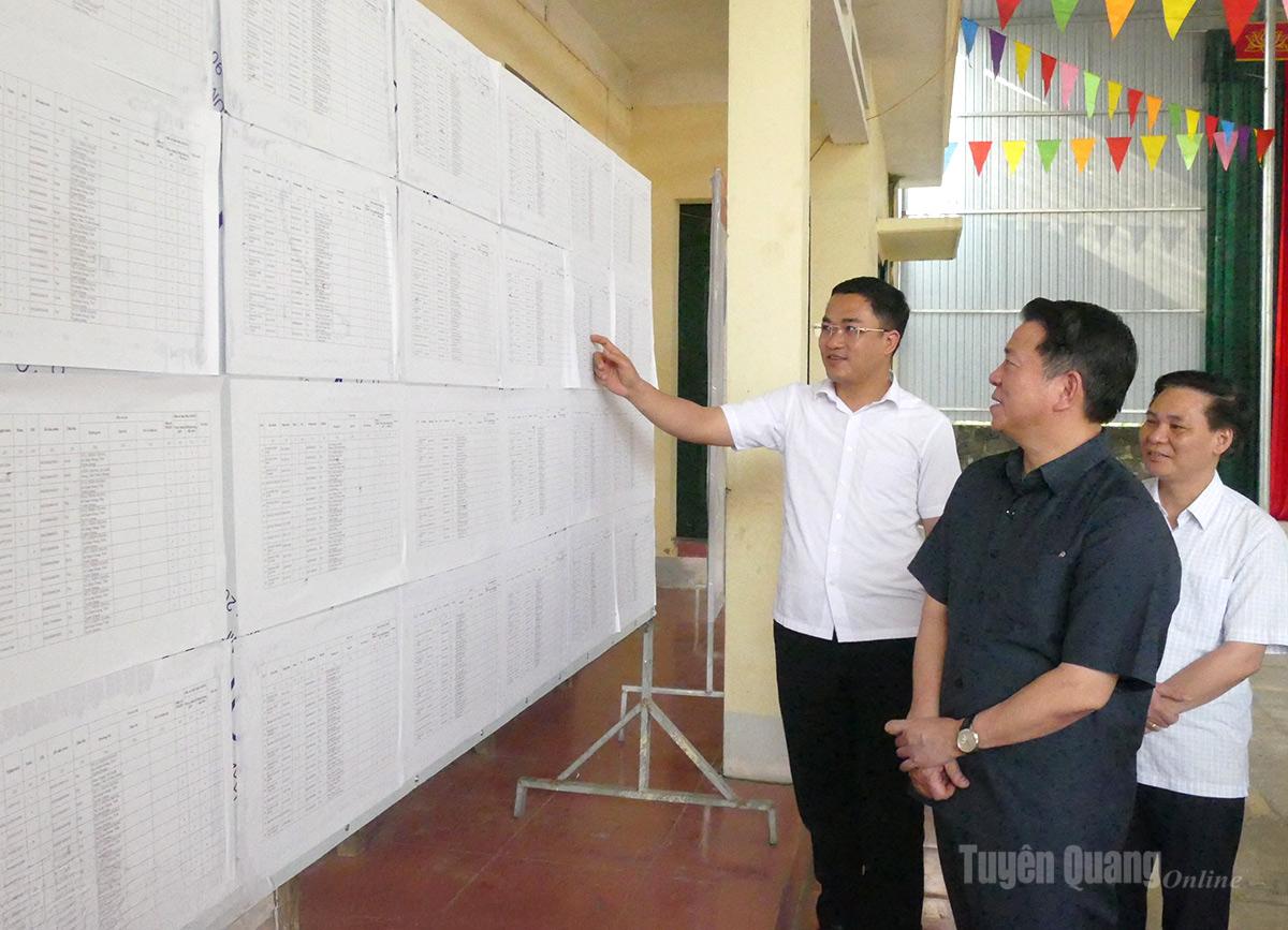 Đồng chí Trần Mạnh Lợi, Ủy viên BTV Tỉnh ủy, Trưởng ban Tuyên giáo và Dân vận Tỉnh ủy kiểm tra công tác chuẩn bị bầu cử tại xã Xuân Giang.