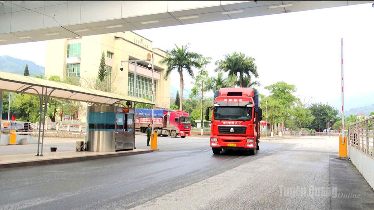 Hàng trăm lượt xe container xuất, nhập khẩu qua Cửa khẩu quốc tế Thanh Thủy trong 2 tháng đầu năm.