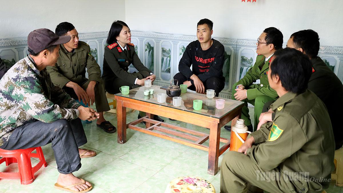 Lực lượng Công an xã Cán Tỷ thăm hỏi, nắm tình hình đời sống người dân.