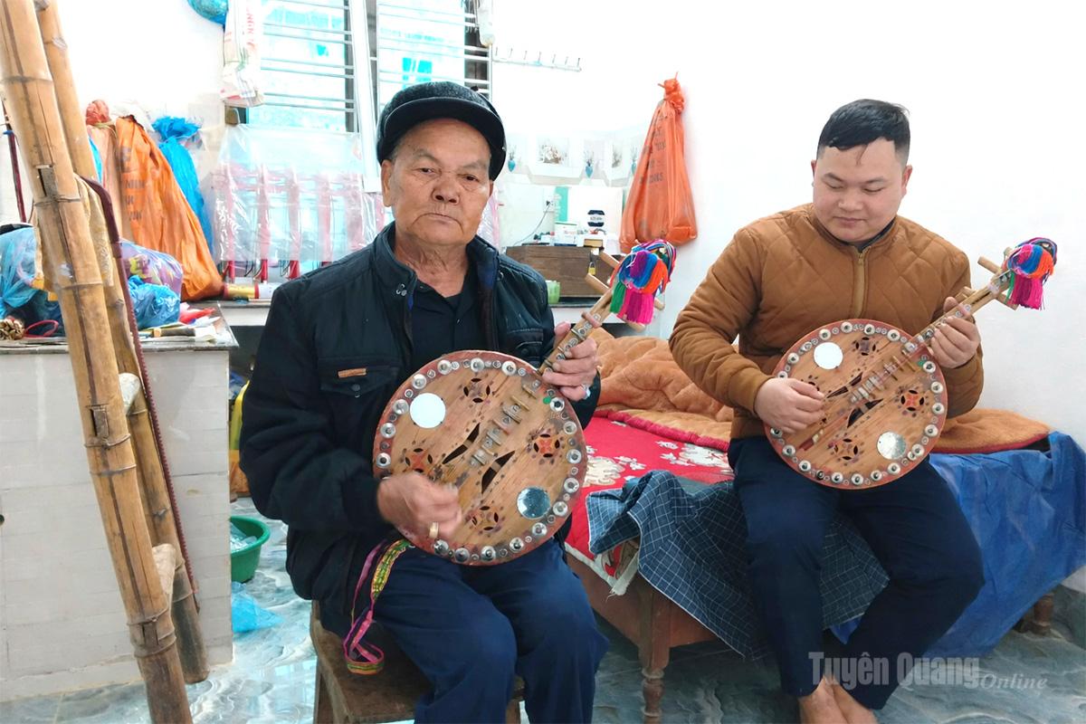 Nghệ nhân Váng Vần Séng (bên trái) truyền dạy tiếng đàn Lìn Xìn cho thế hệ trẻ.