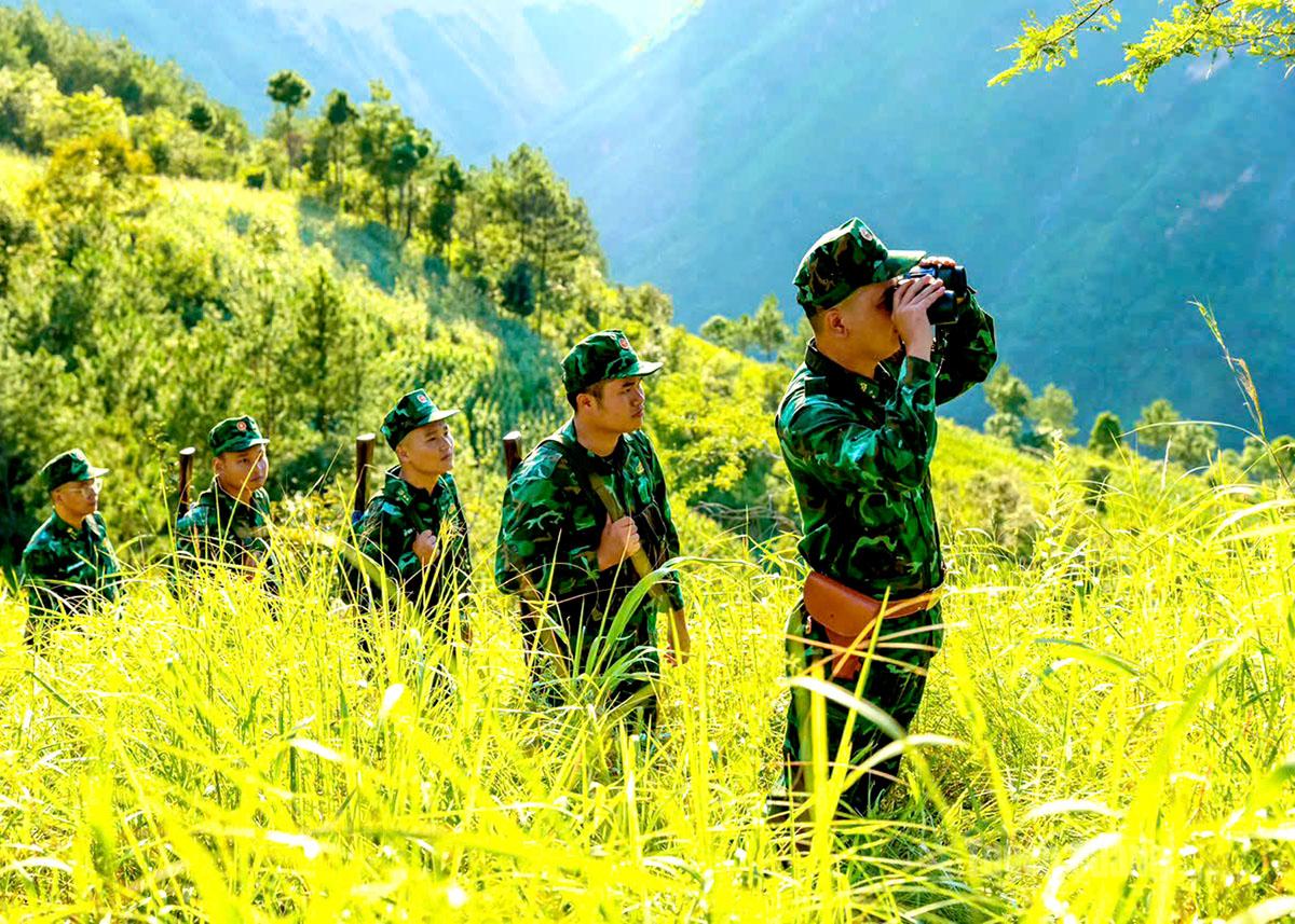Cán bộ Đồn Biên phòng Lũng Cú tuần tra bảo vệ đường biên, mốc giới, giữ vững bình yên nơi địa đầu Tổ quốc.