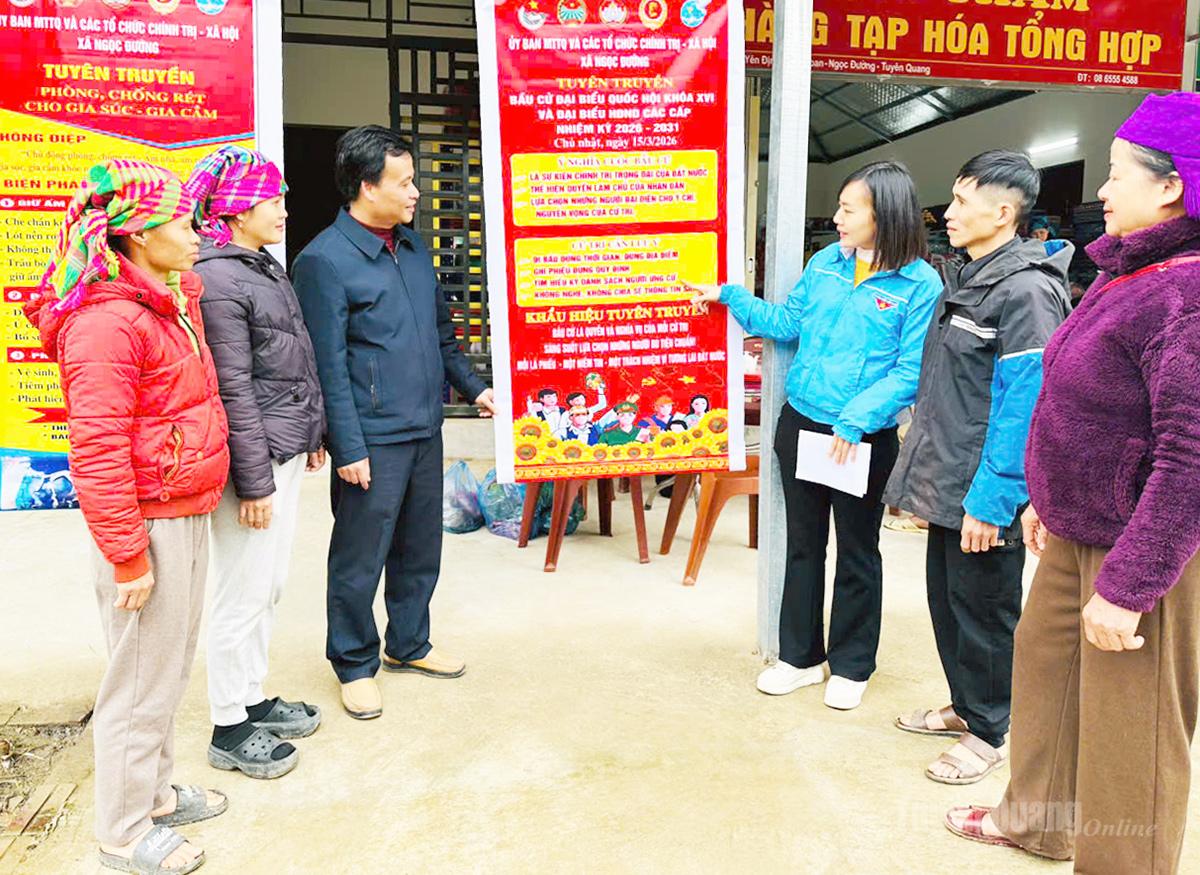 Cán bộ xã Ngọc Đường tuyên truyền về công tác bầu cử cho người dân.