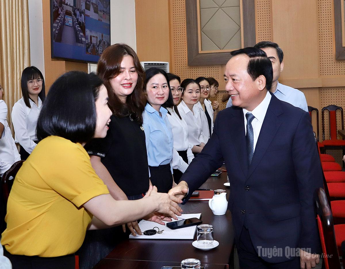 Đồng chí Trịnh Văn Quyết, Ủy viên Bộ Chính trị, Bí thư Trung ương Đảng, Trưởng ban Tuyên giáo và Dân vận Trung ương với các cử tri tại buổi tiếp xúc cử tri vận động bầu cử.