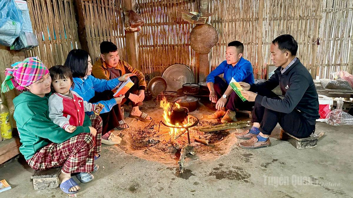 Đoàn thanh niên xã Hùng Lợi, tỉnh Tuyên Quang tuyên truyền công tác bầu cử cho hộ gia đình anh Lò Seo Páo, dân tộc Mông, thôn Vàng On.