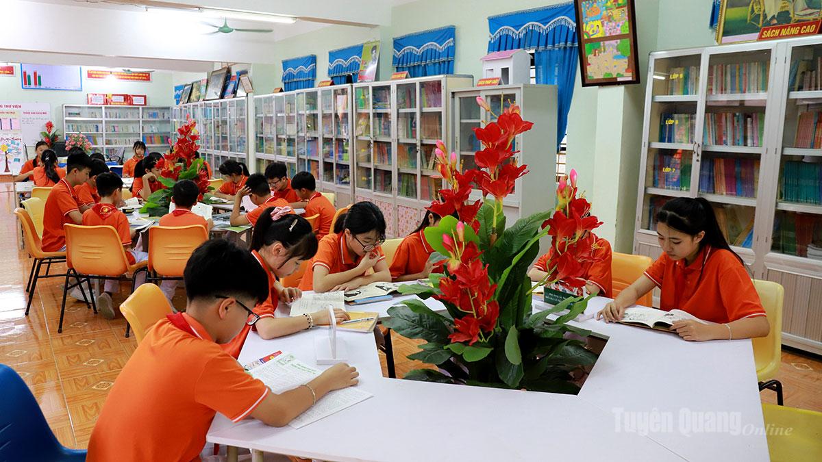 Học sinh trường THCS Yên Biên, phường Hà Giang 2 học tại thư viện nhà trường.