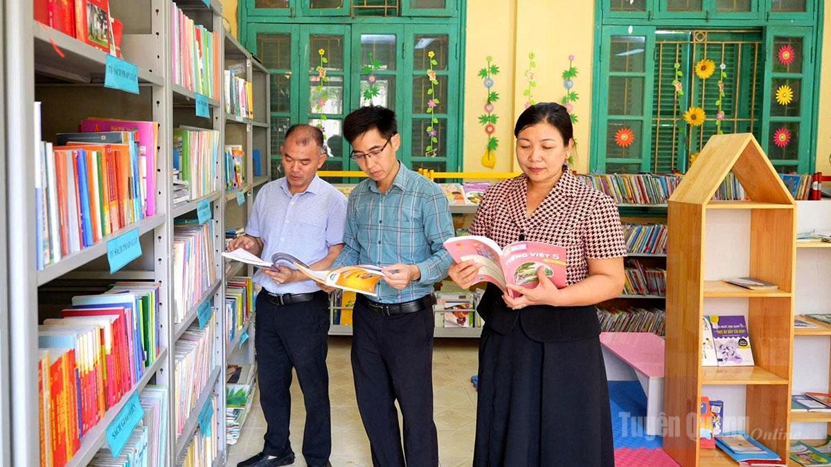 Thư viện truyền thống cũng là nơi thầy, cô giáo Trường Tiểu học Đăng Châu, xã Sơn Dương tìm hiểu thêm kiến thức phục vụ bài giảng.