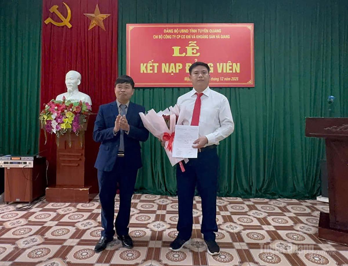 Công ty Cổ phần Cơ khí và Khoáng sản Hà Giang tổ chức Lễ kết nạp đảng viên mới.