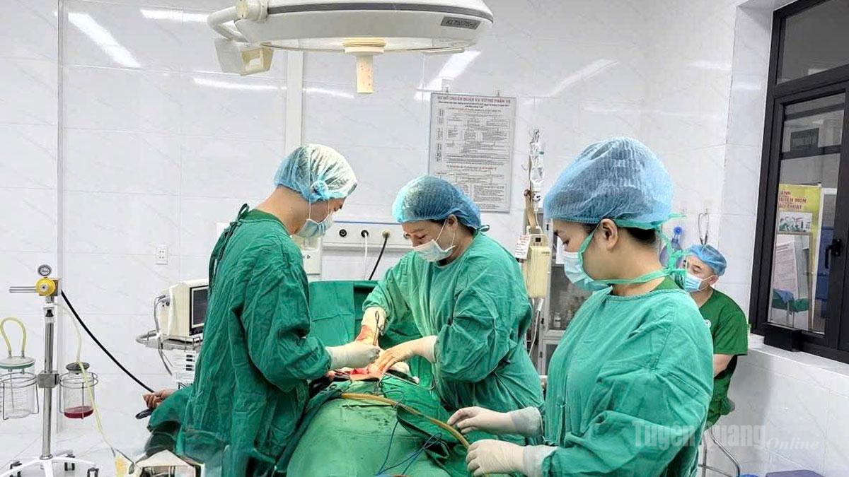 Một ca phẫu thuật thành công mổ u nang 1,5kg tại Bệnh viện Đa khoa khu vực Bắc Quang.